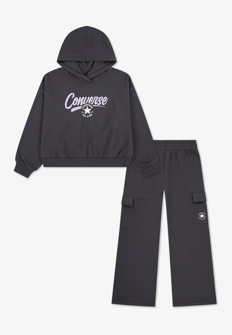 Μαύρο φούτερ με κουκούλα με ροζ και λευκό λογότυπο "Converse", σε συνδυασμό με μαύρο cargo παντελόνι με πλαϊνές τσέπες και λεπτομέρεια λογότυπου.