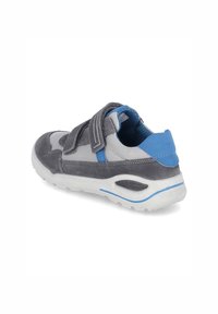 Sneaker grigia e blu con una tomaia in camoscio e rete, presenta una chiusura in Velcro e una suola in gomma testurizzata con una linea accentuata blu.