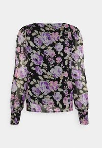 Blusa floral com fundo preto, rosas roxas e cor-de-rosa, mangas longas em tecido transparente e detalhe de punho franzido.