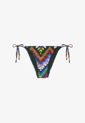 Bikini alaosa multicolored tribal pattern, tie sa tabi, madilim na berdeng akcento, textured na tela, at dekoratibong gintong hardware.