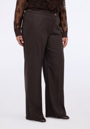 Pantaloni marroni a gamba larga con un motivo testurizzato che presenta pagliuzze dorate. Tessuto liscio con chiusura a bottone e tasche laterali.