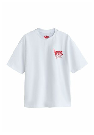 Biele tričko s krátkym rukávom a červeným logom zobrazujúcim vlajku a textom na ľavej strane hrude, ktorý znie "I.A.A.C AUSE IN ADRIFT GOODS".