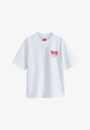 Weißes T-Shirt mit kurzen Ärmeln und rotem Logo, das eine Fahne zeigt, und Text auf der linken Brust, der "I.A.A.C AUSE IN ADRIFT GOODS" lautet.