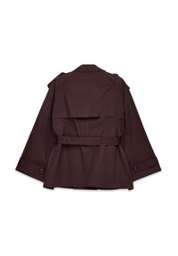 Mörkbrun kort trenchcoat med vida ärmar, knäppte manschetter, en baksyds yoke och ett matchande bälte, visad bakifrån mot en vit bakgrund.