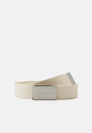 Cintura in tessuto beige con fibbia in metallo argentato recante il nome del marchio in rilievo. La cintura è piatta e liscia con bordi puliti.