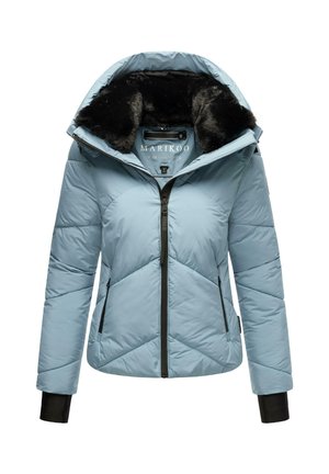 Veste matelassée bleu clair avec capuche, dotée de contours en fausse fourrure noire, de motifs de couture diagonaux et de poches latérales zippées.