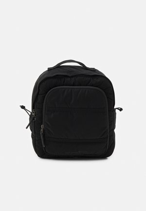 Schwarzer, gepolsterter Rucksack mit Reißverschlusstasche und Griff. Verfügt über eine gesteppte Struktur und tonale Nähte, kompakte rechteckige Form.