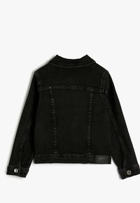 Chaqueta de mezclilla negra con un diseño estructurado. Cuenta con un collar, mangas largas y puños con botón. Incluye una etiqueta de marca en la parte trasera.