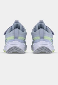 Šedé sportovní boty s polstrovaným síťovaným svrškem, zelenými akcenty a bílou gumovou podrážkou. Mají zadní pásek pro bezpečné uchycení.
