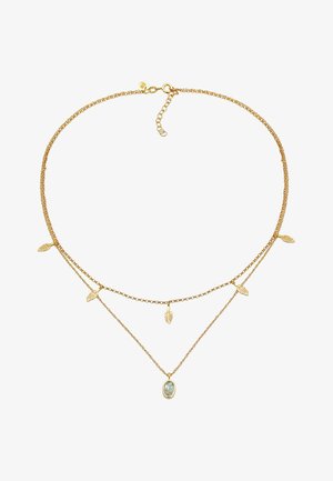 Collier en or doré présentant de délicates accents de feuilles et un pendentif ovale avec une pierre transparente. Les maillons de la chaîne sont fins et texturés.