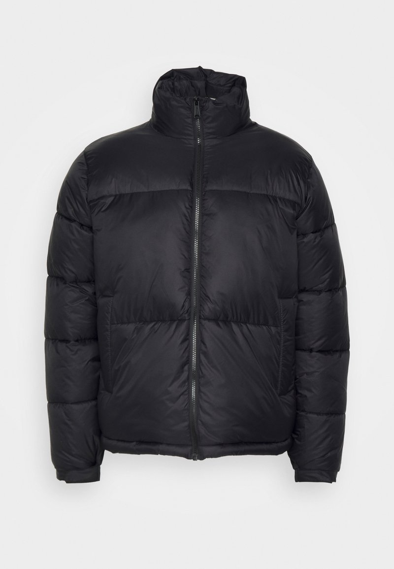 Doudoune noire avec un col haut, une fermeture éclair et un design matelassé. Le matériau semble lisse et isolant, offrant chaleur.