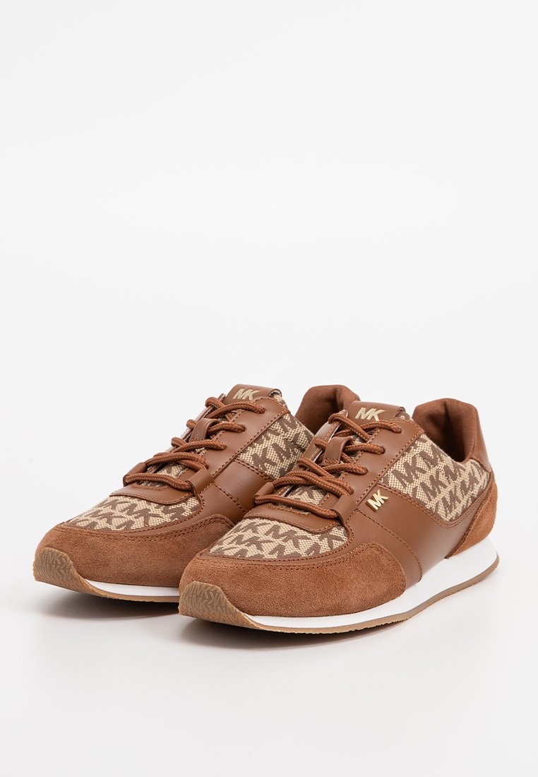 Braune Sport-Sneaker mit einer Kombination aus Wildleder und gemustertem Stoff, mit Schnürdesign und kontrastierender weißer Sohle. Auffällige MK-Logo-Akzente.