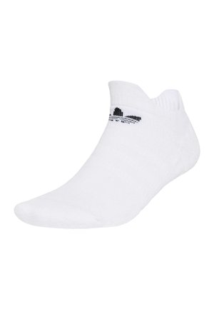 Weißer Knöchelsocken mit schwarzem Markenlogo nahe dem Bündchen, aus weichem Stoff hergestellt, dargestellt auf einfachem weißem Hintergrund.