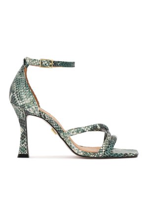 Sandalo con tacco alto con motivo in pelle di serpente verde, cinturino sottile alla caviglia con fibbia dorata e punta quadrata aperta con due cinturini frontali.