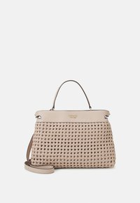 Vævet beige håndtaske med en glat lædertop, håndtag på toppen og aftagelig skulderrem. Har et logodetalje på forsiden.