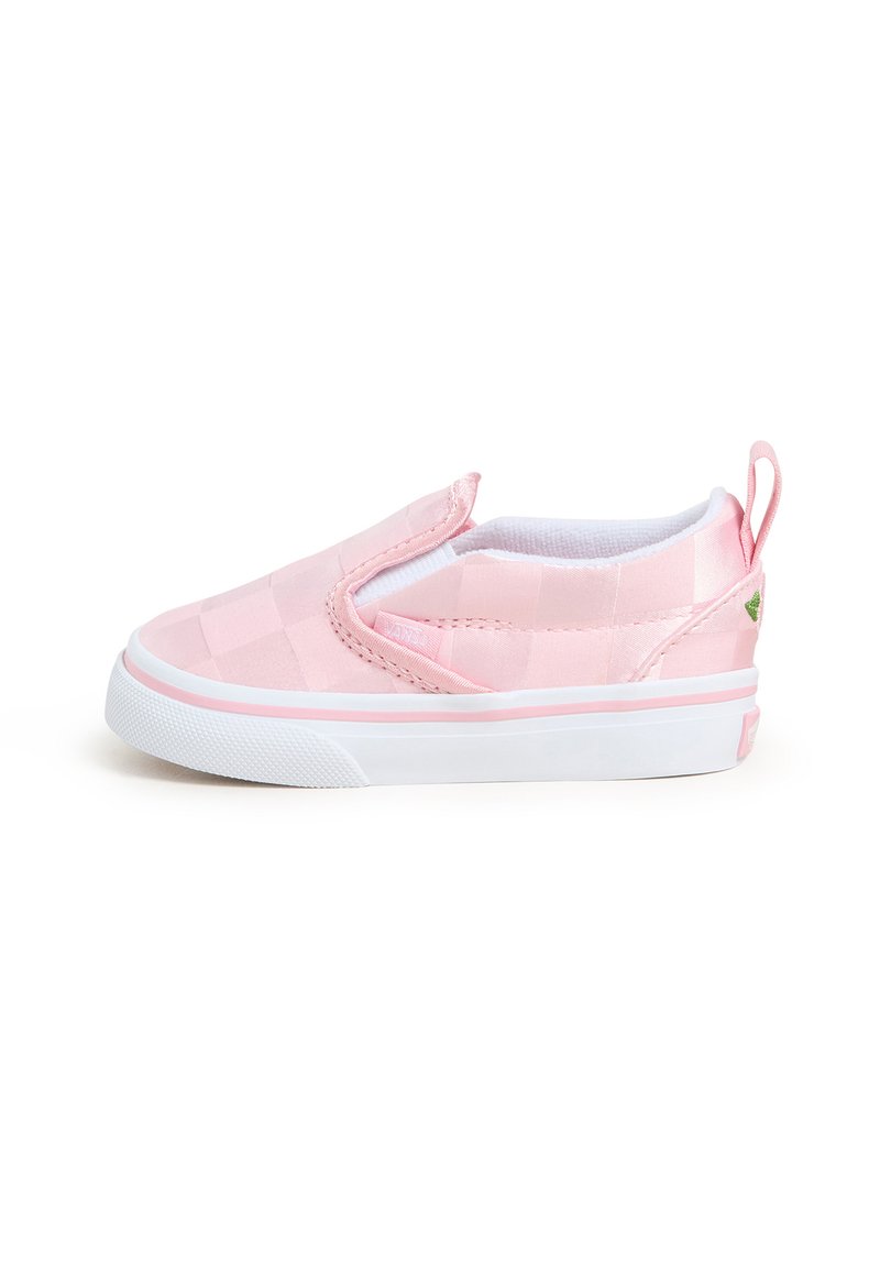 Sneaker rosa slip-on con finitura in satin trapuntato, suola bianca e dettagli in rosa chiaro. Presenta un'etichetta sul tallone per indossarla facilmente.