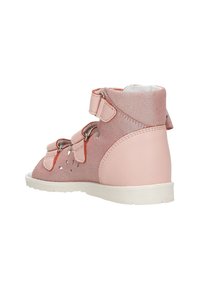 Rosa Wildleder-Ankle-Boot mit zwei verstellbaren Riemen, durchbrochenem Design an der Seite und weißer Sohle. Glatte Textur mit einem stabilen Absatz.