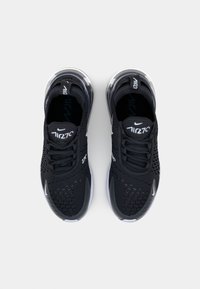 Ovanifrån vy av ett par svarta Nike Air Max 270 sneakers med synliga snörningar och genomskinliga luftgälar mot en vit bakgrund.