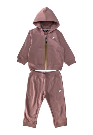 Felpa rosa con cappuccio, zip frontale e logo, abbinata a pantaloni con vita elastica. Il tessuto è morbido e liscio, con polsini a costine.