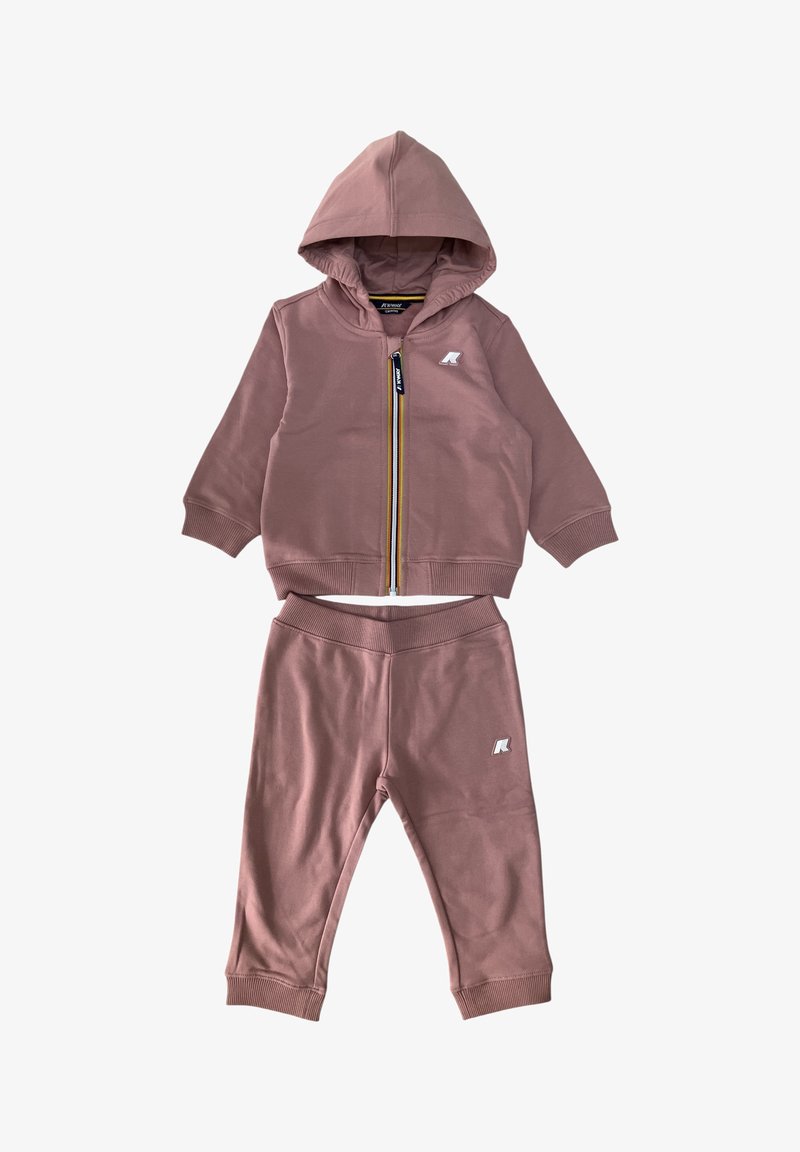 Felpa rosa con cappuccio, zip frontale e logo, abbinata a pantaloni con vita elastica. Il tessuto è morbido e liscio, con polsini a costine.