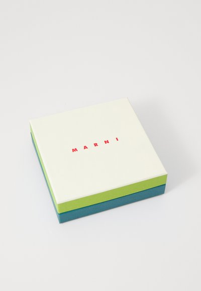 Firkantet boks med hvit topp, med merkevarenavnet "MARNI" i rødt. Basen har grønne og blå seksjoner, glatt tekstur, minimalistisk design.