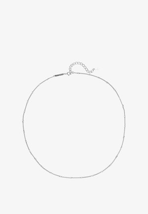 Collar de tono plateado con un diseño de cadena y pequeños acentos de eslabones, cierre de langosta y longitud ajustable con un extensor de cadena.