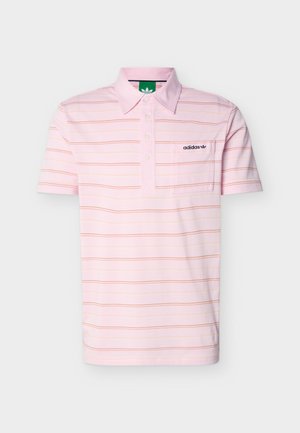 Svetlo roza polo majica s kratkimi rokavi z tankimi vodoravnimi oranžnimi črtami, gumbnim preklopom, žepom na prsih in logotipom Adidas na žepu.