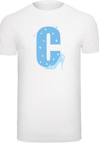Hvit T-skjorte med et stort blått bokstav "C" dekorert med stjerner, sammen med en lys blå høyhellet sko grafikk integrert i bokstaven.