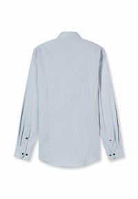 Hellblaues Langarmhemd mit spitzem Kragen, zwei schwarzen Knöpfen an den Manschetten und Seitenschlitzen für eine strukturierte Passform.