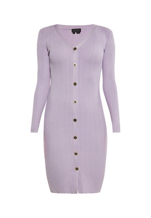 Lilla ribbet strikkjole med lange ærmer, v-udskæring og knaplukning fortil med guldfarvede knapper. En tætsiddende silhuet med en knælang længde.