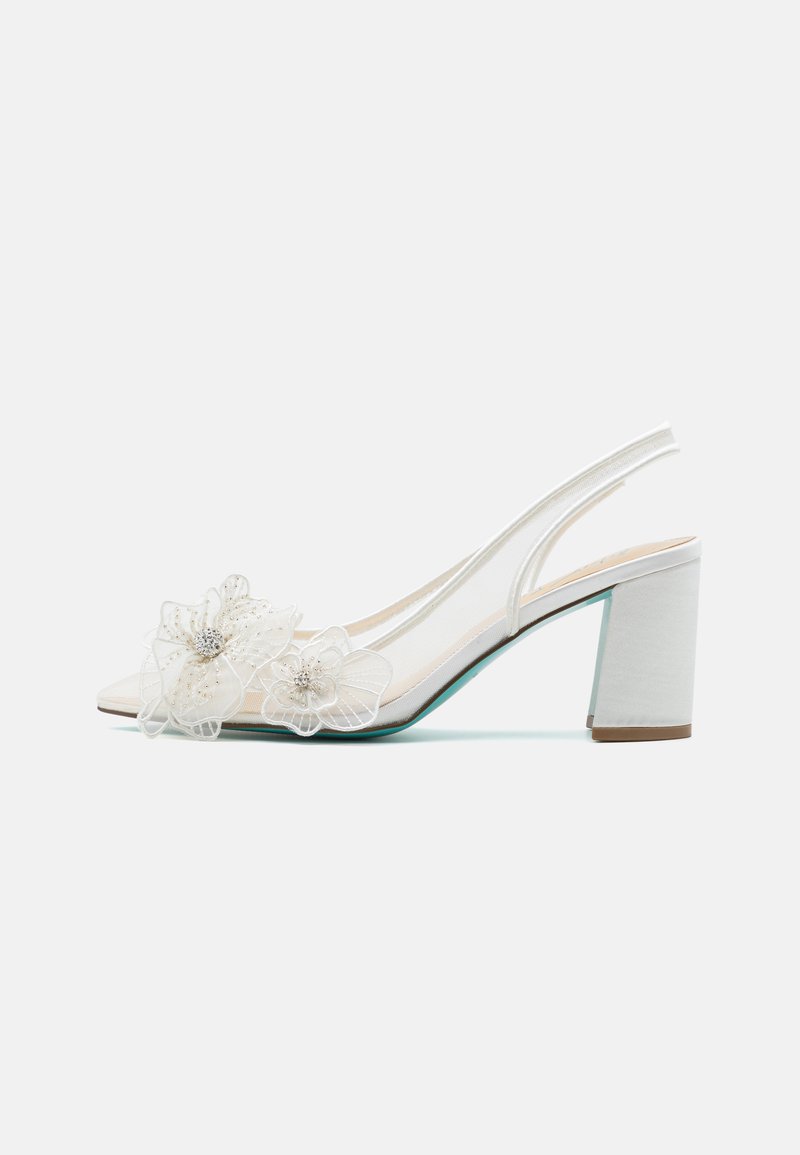 Sapato de salto slingback em branco sujo com bordado floral, design transparente, bico fino e salto bloco com acabamento texturizado.