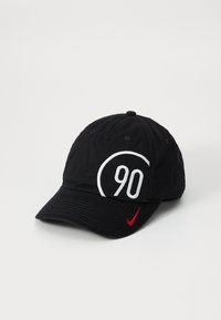 Sort baseball cap med hvid broderet '90' inden i en cirkulær kontur, featuring et rødt Nike swoosh-logo på skyggen. Blød stofstruktur.
