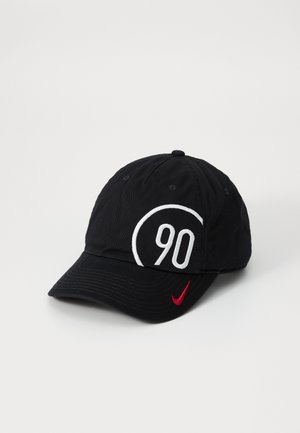 Casquette de baseball noire avec le numéro '90' brodé en blanc à l'intérieur d'un contour circulaire, présentant un logo Nike en swoosh rouge sur la visière. Texture de tissu douce.