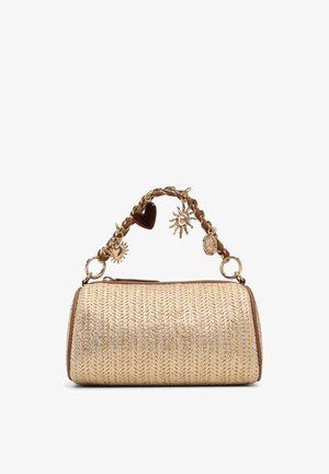 Sac à main cylindrique beige en tissage avec une poignée tressée marron ornée de charms dorés, dont un cœur, un soleil et une médaille ronde.