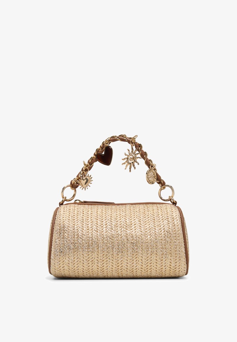 Sac à main cylindrique beige en tissage avec une poignée tressée marron ornée de charms dorés, dont un cœur, un soleil et une médaille ronde.