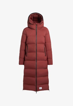 Lange pufferjas in een roestkleur, gemaakt van een gladde stof, met een capuchon, ritsluiting en twee zijzakken. Beschikt over een gewatteerd ontwerp.