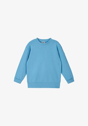 Jasnoniebieska bluza z długim rękawem i okrągłym dekoltem, z prążkowanymi mankietami i dołem, przedstawiona na płasko na białym tle.