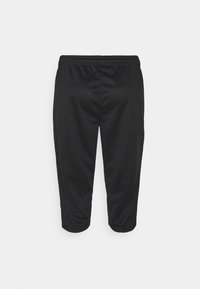 Pantalones deportivos negros de longitud hasta la rodilla con cintura elástica y bolsillos laterales, fabricados con tejido suave y ligero, adecuado para hacer deporte.