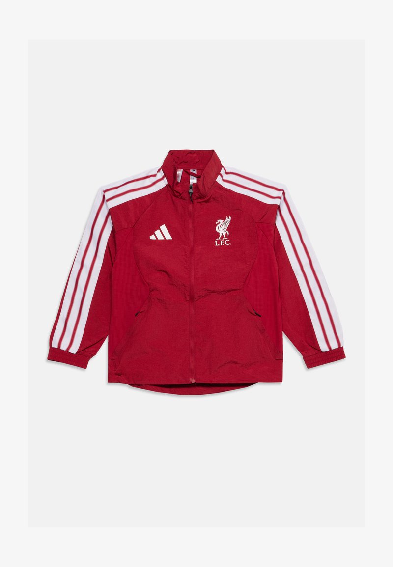 Κόκκινο μπουφάν Liverpool FC με λευκές ρίγες Adidas στα μανίκια και λογότυπα, φερμουάρ μπροστά και πλευρικές τσέπες με φερμουάρ, τοποθετημένο επίπεδα σε λευκό φόντο.