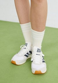 ATLANTA UNISEX - Tossud - off white/footwear white