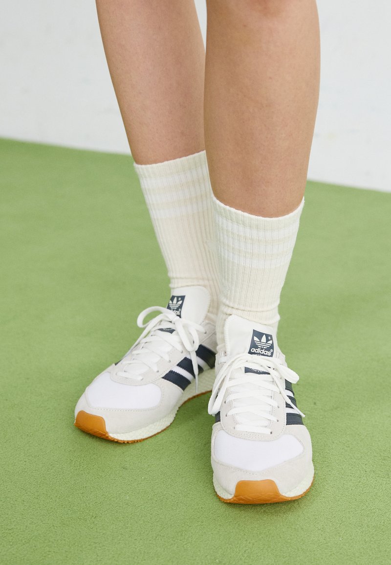 adidas Originals ATLANTA UNISEX - Trainers - off white/footwear  white/off-white - Zalando.ie