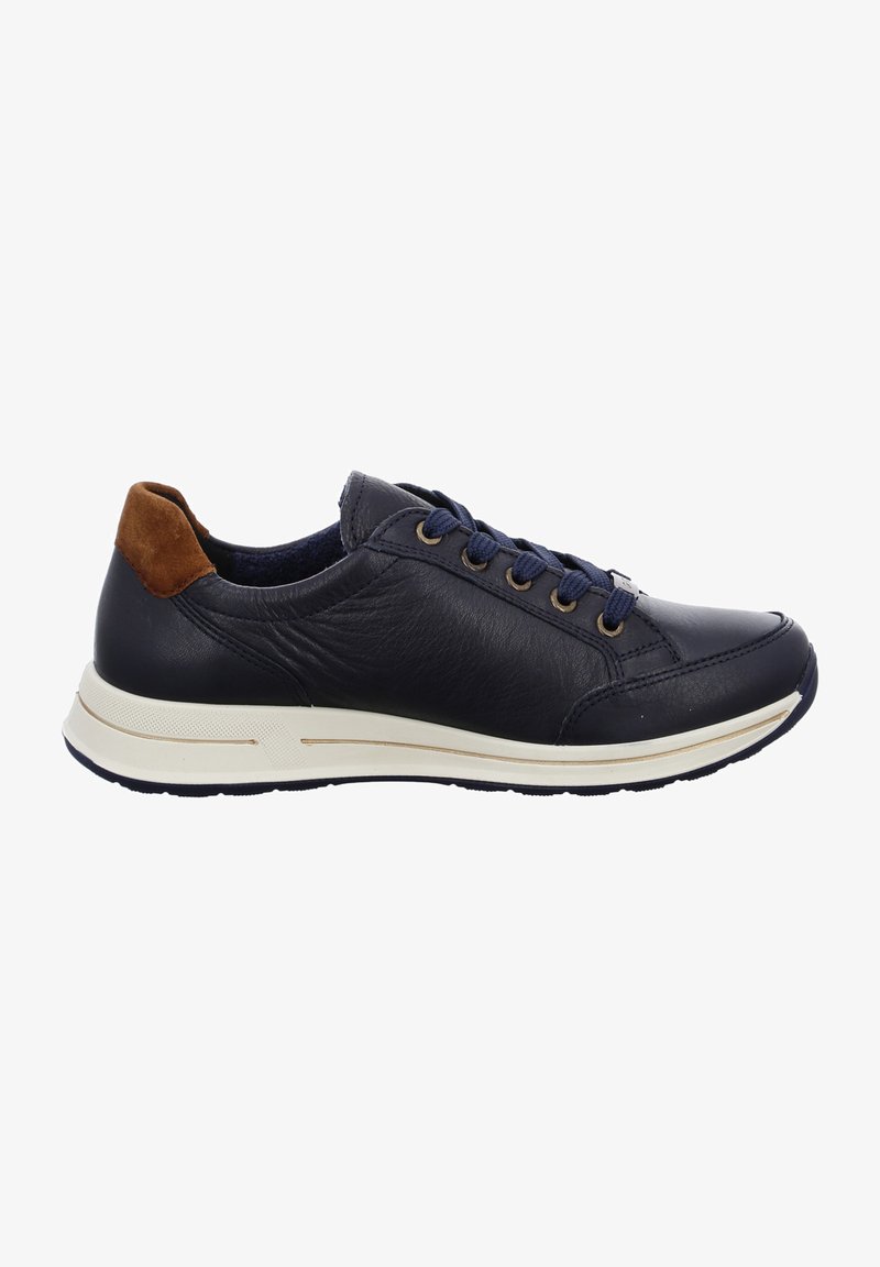 Sneaker in pelle blu navy con accentuazione in suede marrone sul tallone, suola intermedia beige e lacci scuri. Presenta una punta arrotondata e una finitura testurizzata sul corpo.