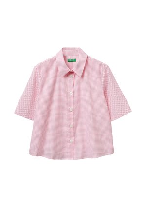 Roze overhemd met korte mouwen, kleine rode stippen, een puntige kraag en een groen etiket aan de binnenkant van de kraag.