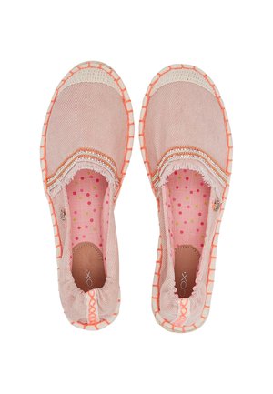 Chaussures à enfiler en tissu rose avec bords effilochés, bordure orange et doublure intérieure à pois. Bout rond et semelle plate.