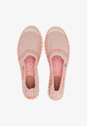 Zapatos deportivos de tela rosa con bordes deshilachados, ribete naranja y forro interior de lunares. Diseño de punta redonda y suela plana.