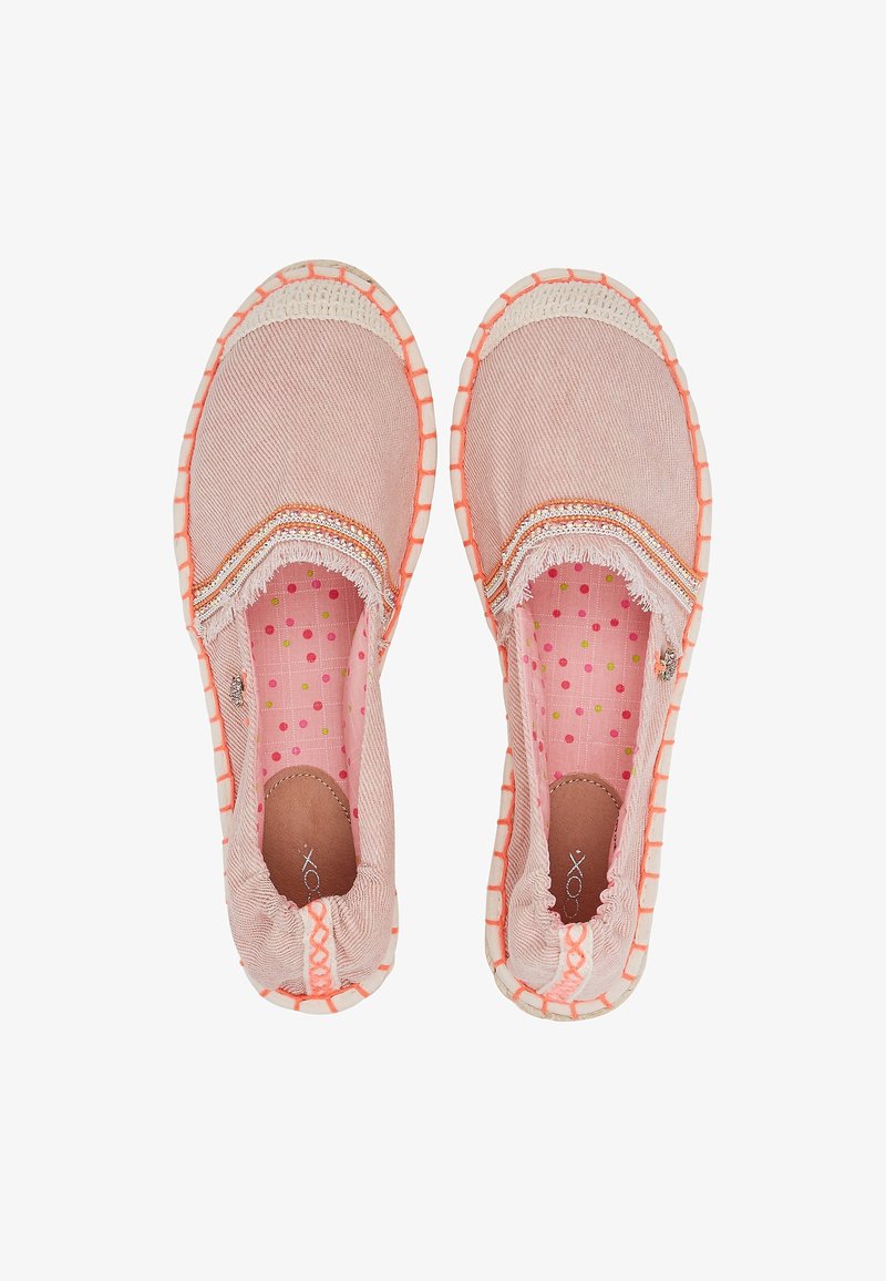 Chaussures à enfiler en tissu rose avec bords effilochés, bordure orange et doublure intérieure à pois. Bout rond et semelle plate.