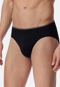 Zwarte katoenen boxershort met een aansluitende pasvorm, middelhoge tailleband met een contrasterende streep en een gladde textuur.