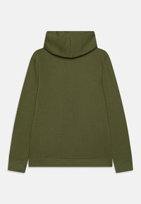 Sudadera verde oliva con una textura suave, capucha ajustable y mangas largas. Presenta puños acanalados y un dobladillo recto.