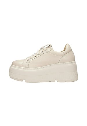 Sneaker platform beige con suola spessa, chiusura frontale con lacci e tomaia in pelle liscia, mostrata di profilo su sfondo bianco.