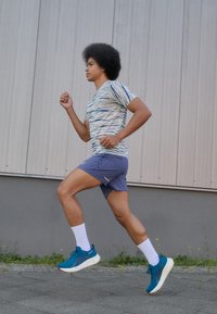 ASICS GEL-NIMBUS 26 - Tenisice za cestovno trčanje - rich navy/faded orange